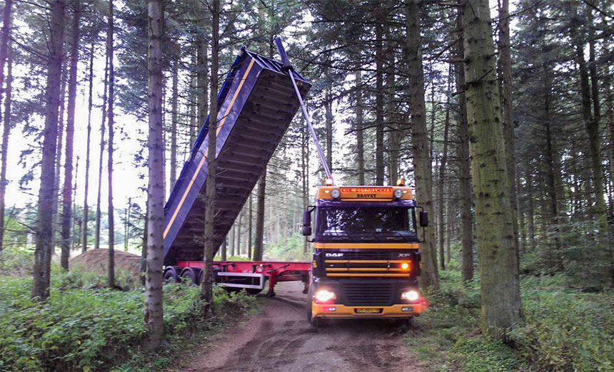 Chr. Guldhammers lastbil tipper sand af på skovvej