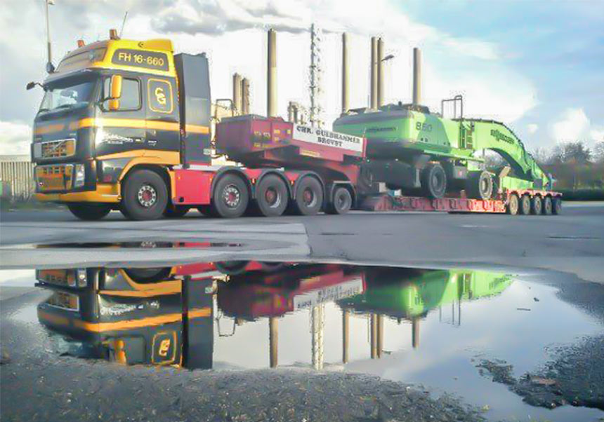 Specialtransport med gravemaskine